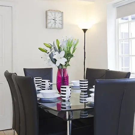 Holgate Apartman *